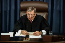 Chánh án John Roberts đọc câu hỏi của một thượng nghị sĩ trong thủ tục đàn hặc Tổng thống Donald Trump tại Thượng viện ở Tòa nhà Quốc hội Hoa Kỳ vào ngày 29/01/2020. (Ảnh: Truyền hình Thượng viện qua Getty Images)