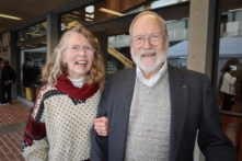 Bà Christy và phu quân Bob Nass thưởng thức Nghệ thuật Biểu diễn Shen Yun tại Nhà hát Zellerbach ở thành phố Berkeley, tiểu bang California hôm 14/01/2024. (Ảnh: Nan Shu/The Epoch Times)