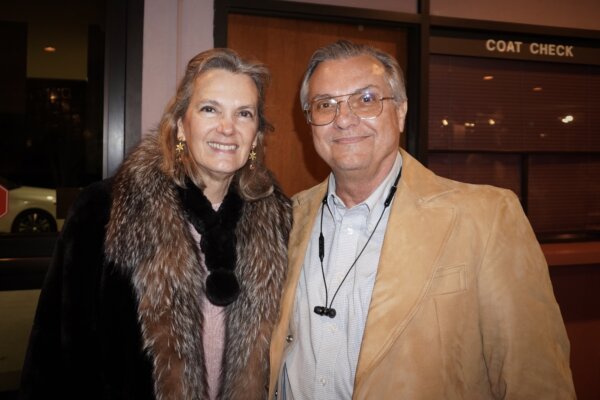 Ông Brad LeBlanc (phải) thưởng thức Shen Yun tại Trung tâm Nghệ thuật Biểu diễn Heymann hôm 16/01/2024. (Ảnh: Sonia Wu/The Epoch Times)