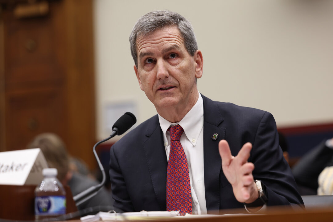 Quản trị viên Cơ quan Hàng không Liên bang Michael Whitaker điều trần trước Ủy ban Cơ sở hạ tầng và Giao thông Hạ viện ở Hoa Thịnh Đốn, hôm 06/02/2024. (Ảnh: Kevin Dietsch/Getty Images)