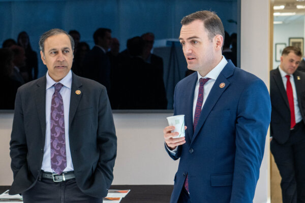 Dân biểu Mike Gallagher (Cộng Hòa-Wisconsin), Chủ tịch Ủy ban Đặc biệt Hạ viện về ĐCSTQ và thành viên cấp cao của Ủy ban, Dân biểu Raja Krishnamoorthi (Dân Chủ-Illinois) tại Đại học Harvard ở Cambridge, Massachusetts, hôm 12/02/2024. (Ảnh: Học viên Liu/The Epoch Times)