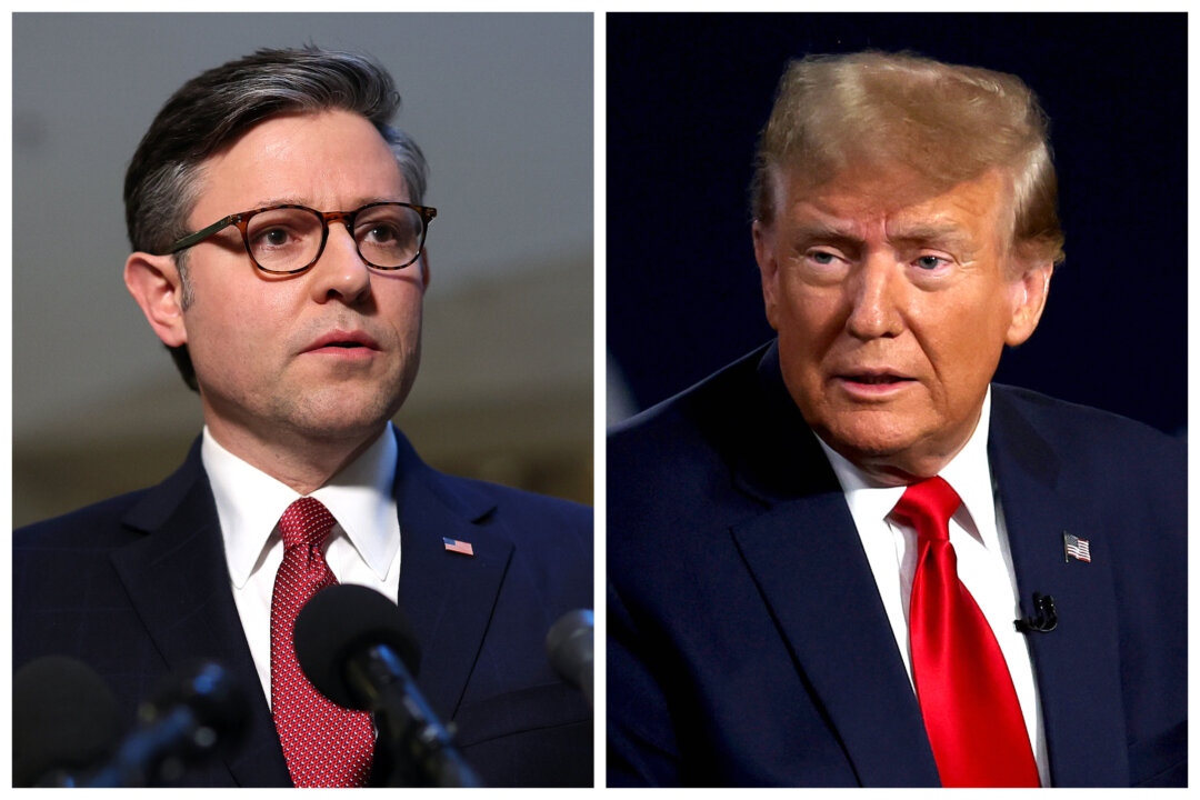 (Trái) Chủ tịch Hạ viện Mike Johnson (Cộng Hòa-Louisiana) tại Tòa nhà Quốc hội Hoa Kỳ ở Hoa Thịnh Đốn, hôm 15/02/2024. (Phải) Cựu Tổng thống Donald Trump nói tại một buổi tiếp xúc cử tri của Fox News ở Greenville, South Carolina, hôm 20/02/2024. (Ảnh: Kevin Dietsch, Justin Sullivan/Getty Images)