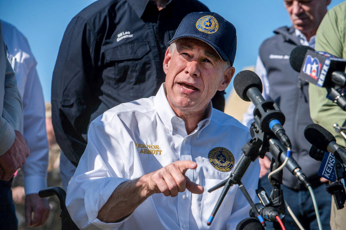 Thống đốc Texas Greg Abbott tổ chức một cuộc họp báo tại Công viên Shelby ở Eagle Pass, Texas, hôm 04/02/2024. (Ảnh: Sergio Flores/AFP qua Getty Images)