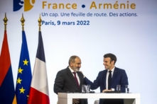 Tổng thống Pháp Emmanuel Macron (phải) chào đón Thủ tướng Armenia Nikol Pashinyan trong một cuộc họp đánh dấu 30 năm thiết lập quan hệ ngoại giao giữa Pháp và Armenia tại Paris vào ngày 09/03/2022. (Ảnh: Christophe Petit Tesson/AFP qua Getty Images)