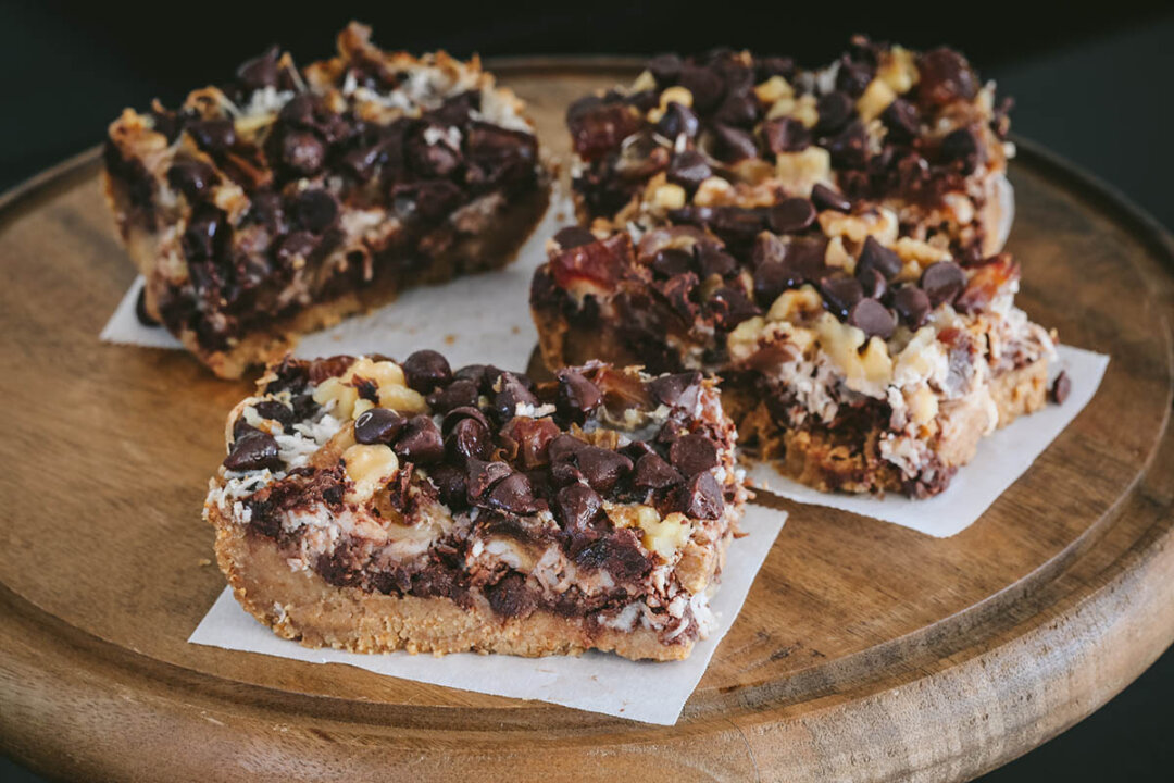 Sử dụng các nguyên liệu lên men và chưa tinh chế có thể biến món tráng miệng thành một món ăn lành mạnh hơn. (Ảnh: Được phép của Donna Schwenk)