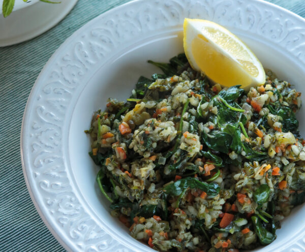 Rau xanh theo mùa và lượng dầu o liu dồi dào là những đặc điểm nổi bật trong chế độ ăn uống của người Ikaria. (Vasilis Stenos)