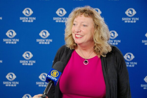 Nghị sỹ Đảng Bảo thủ Marilyn Gladu thưởng thức Shen Yun tại Trung tâm Nghệ thuật Quốc gia Ottawa hôm 15/04/2024. (Ảnh: Đài truyền hình NTD)