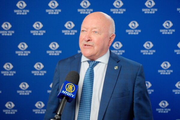 Nghị sỹ Đảng Tự do Churence Rogers thưởng thức Shen Yun tại Trung tâm Nghệ thuật Quốc gia Ottawa hôm 15/04/2024. (Ảnh: Đài truyền hình NTD)