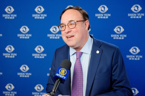 Nghị sỹ Đảng Bảo thủ Dan Muys thưởng thức Shen Yun tại Trung tâm Nghệ thuật Quốc gia Ottawa hôm 15/04/2024. (Ảnh: Đài truyền hình NTD)