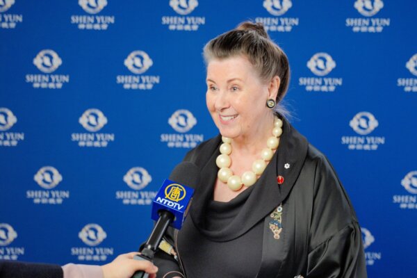 Thượng nghị sỹ Marilou McPhedran thưởng thức Shen Yun tại Trung tâm Nghệ thuật Quốc gia Ottawa hôm 15/04/2024. (Ảnh: Đài truyền hình NTD)