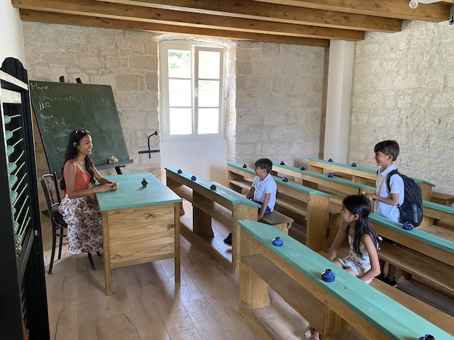 Cô Rey dạy các con học tại gia. (Ảnh: Đăng dưới sự cho phép của cô Jessica Rey)