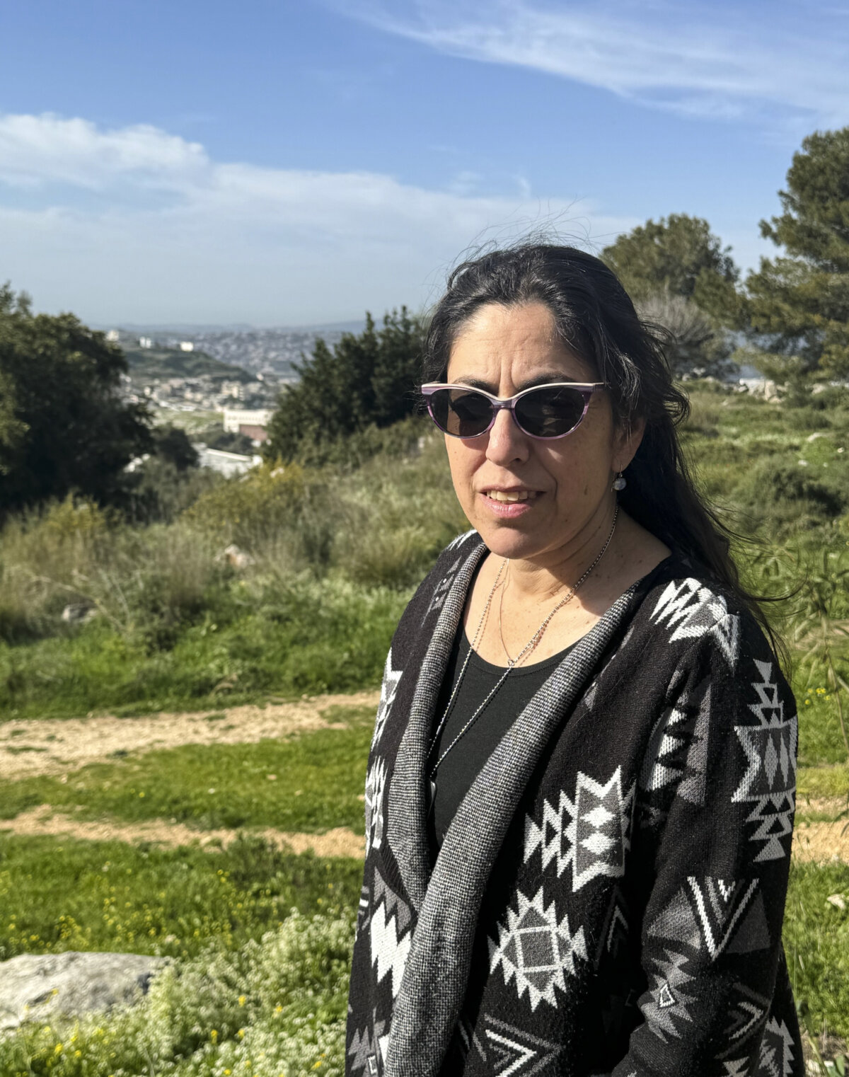 Bà Sarit Zehavi, một sĩ quan tình báo Israel đã về hưu, đồng thời là chuyên gia về mặt trận phía bắc của nước này với Lebanon và Syria. (Ảnh: Dan M. Berger/The Epoch Times)