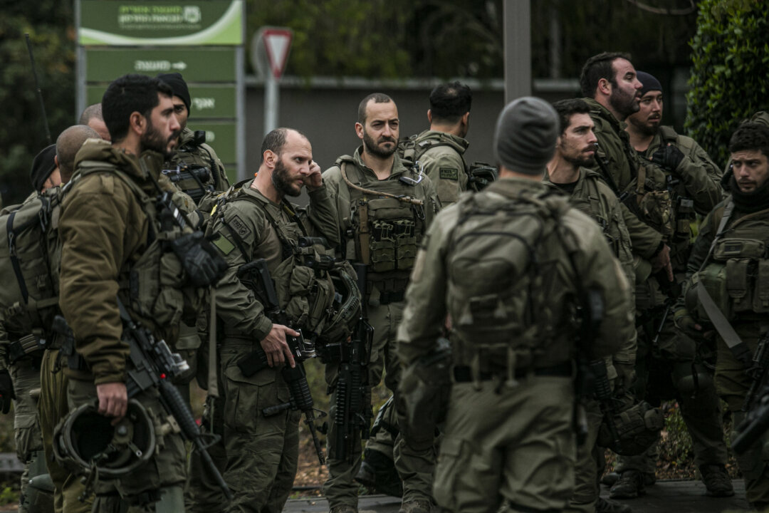 Binh lính Israel chuẩn bị bảo vệ một ngôi làng gần biên giới với Lebanon, ở Mevo'ot HaHermon, Israel, hôm 15/01/2024. (Amir Levy/Getty Images)