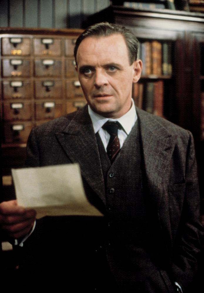 Ông Frank Doel (diễn viên Anthony Hopkins thủ vai) đọc một bức thư từ bà Helene Hanff, trong bộ phim “84 Charing Cross Road” (Số 84 Phố Charing Cross) (Ảnh: Columbia Pictures)