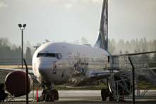 Một phi cơ của Alaska Airlines bị bung cửa trên không trung đang đậu trên đường băng ở Portland, Oregon, hôm 23/01/2024. (Ảnh: Patrick T. Fallon/AFP/Getty Images)