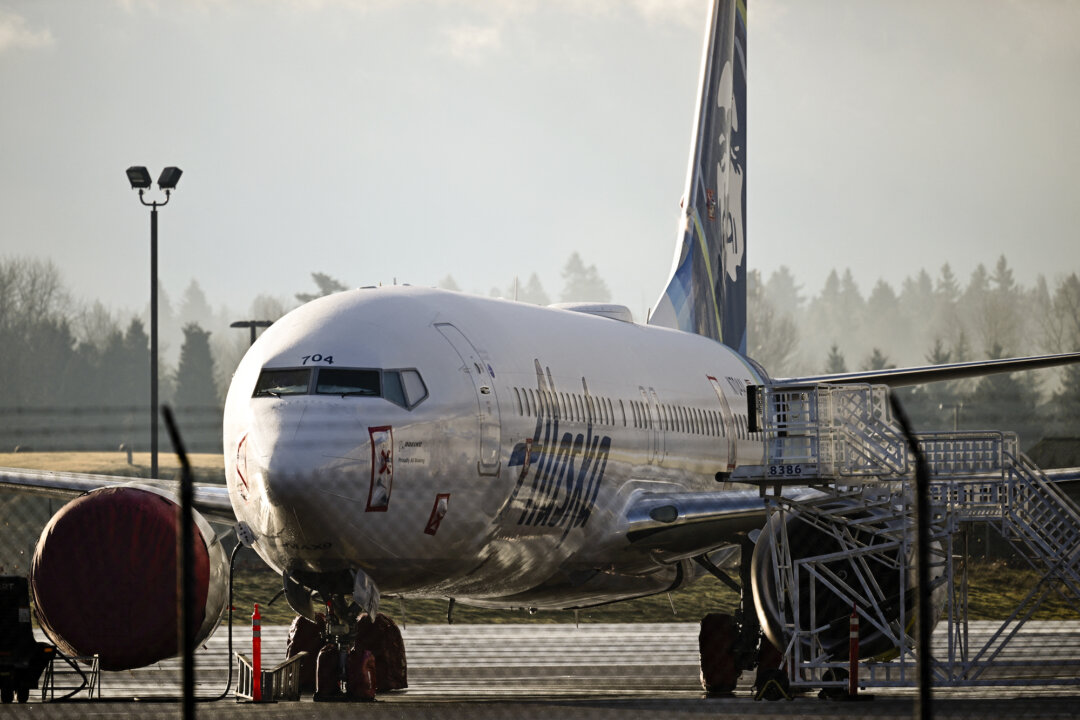 Một phi cơ của Alaska Airlines bị bung cửa trên không trung đang đậu trên đường băng ở Portland, Oregon, hôm 23/01/2024. (Ảnh: Patrick T. Fallon/AFP/Getty Images)
