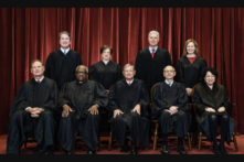 Các thành viên Tối cao Pháp viện chụp ảnh chung tại Tối cao Pháp viện ở Hoa Thịnh Đốn vào ngày 23/04/2021. Từ trái sang phải: Thẩm phán Brett Kavanaugh, Elena Kagan, Neil Gorsuch, và Amy Coney Barrett. (Ảnh: Erin Schaff/Pool/Getty Images)