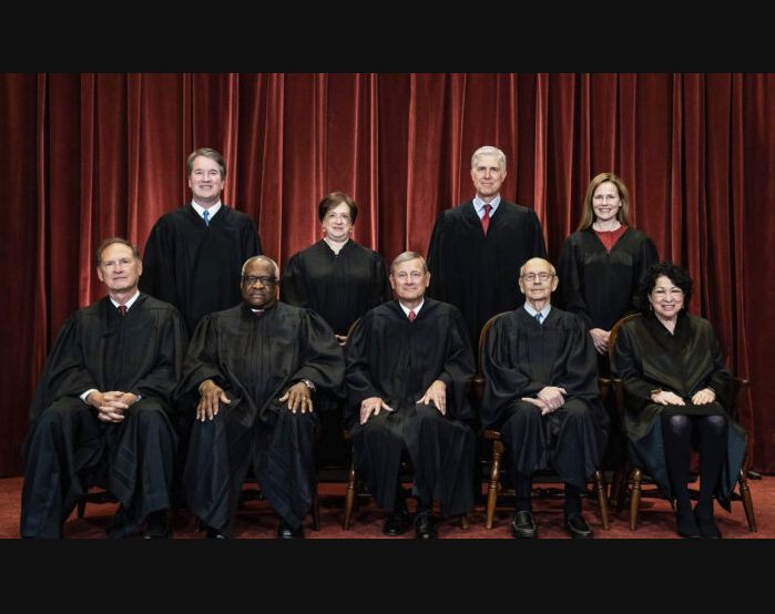 Các thành viên Tối cao Pháp viện chụp ảnh chung tại Tối cao Pháp viện ở Hoa Thịnh Đốn vào ngày 23/04/2021. Từ trái sang phải: Thẩm phán Brett Kavanaugh, Elena Kagan, Neil Gorsuch, và Amy Coney Barrett. (Ảnh: Erin Schaff/Pool/Getty Images)