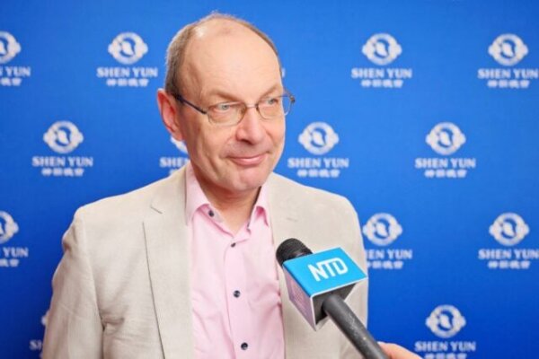 Ông Norbert Minn thưởng thức Shen Yun tại Nhà hát Metropol Theater Bremen hôm 01/05/2024. (Ảnh: Đài truyền hình NTD)