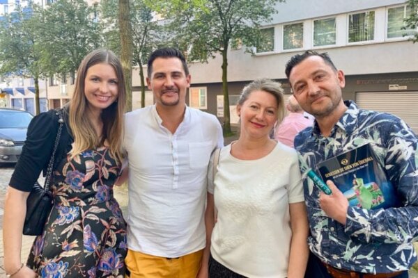 Ông Johann Kimmel (thứ hai ở bên trái) thưởng thức Shen Yun tại Nhà hát Metropol Theater Bremen hôm 01/05/2024. (Ảnh: Yixiao Wang/The Epoch Times)