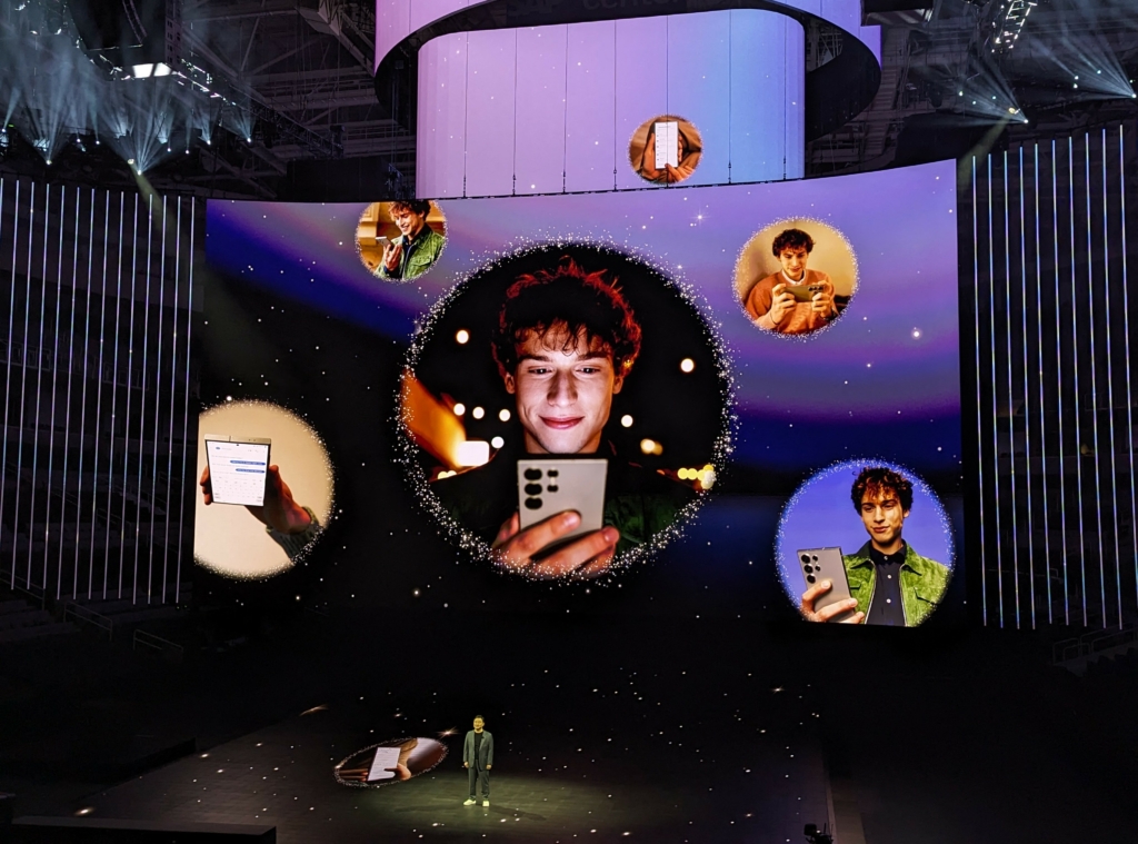 Phó chủ tịch quản lý sản phẩm của Samsung ra mắt các mẫu điện thoại Galaxy mới với các tính năng trí tuệ nhân tạo đầu tiên trong một sự kiện truyền thông tại Thung lũng Silicon, ở thành phố San Jose, California, vào ngày 17/01/2024. (Ảnh: Glenn Chapman/AFP qua Getty Images)