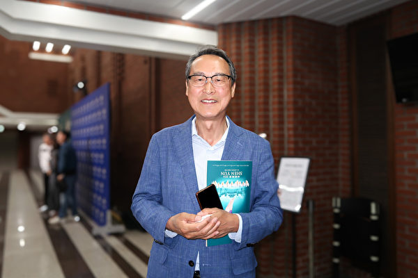 Ông Kim Jong-pae thưởng thức Nghệ thuật Biểu diễn Shen Yun tại Trung tâm Nghệ thuật Gumi–Nhà hát lớn ở Gumi hôm 04/05/2024. (Ảnh: Dademan/The Epoch Times)