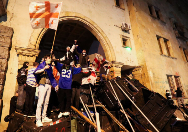 Người biểu tình chặn lối vào Nghị viện trong một cuộc biểu tình phản đối một dự luật về ‘đại diện ngoại quốc,’ ở Tbilisi, Georgia, hôm 02/05/2024. (Ảnh: Irakli Gedenidze/Reuters)