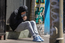 Người sử dụng ma túy ở quận Tenderloin của San Francisco, California, hôm 16/05/2024. (Ảnh: John Fredricks/The Epoch Times)