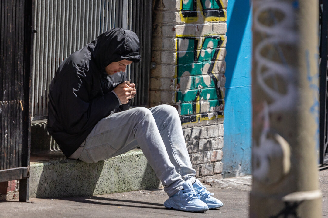 Người sử dụng ma túy ở quận Tenderloin của San Francisco, California, hôm 16/05/2024. (Ảnh: John Fredricks/The Epoch Times)
