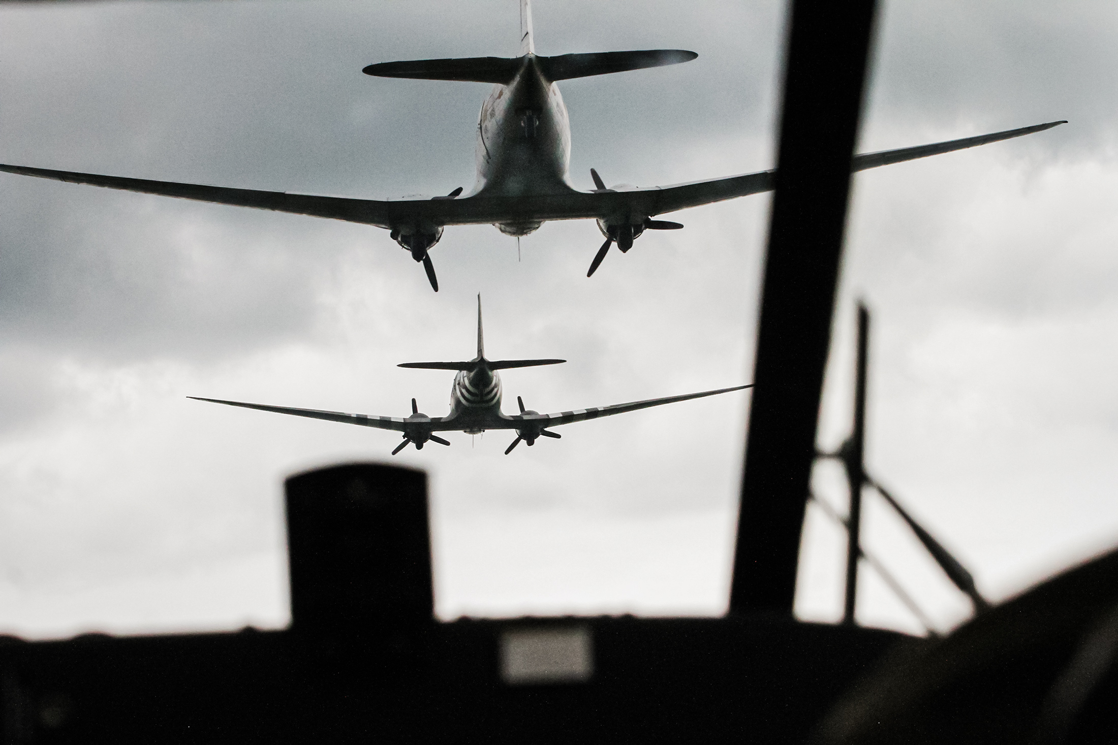 Hai chiếc C-47 Dakota bay qua tiểu bang New York hôm 17/05/2024. (Ảnh: Richard Moore/The Epoch Times)