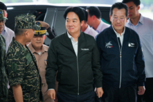 Tổng thống Đài Loan Lại Thanh Đức (giữa) và Bộ trưởng Quốc phòng Wellington Koo đến thăm thị sát quân đội ở Đào Viên, Đài Loan, hôm 23/05/2024. (Ảnh: Sam Yeh/AFP qua Getty Images)