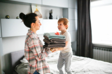 Dù mẹ cảm thấy thế nào, thì mẹ vẫn luôn vui khi có ai đó giúp đỡ. (Ảnh: Natalia Lebedinskaia/Shutterstock)