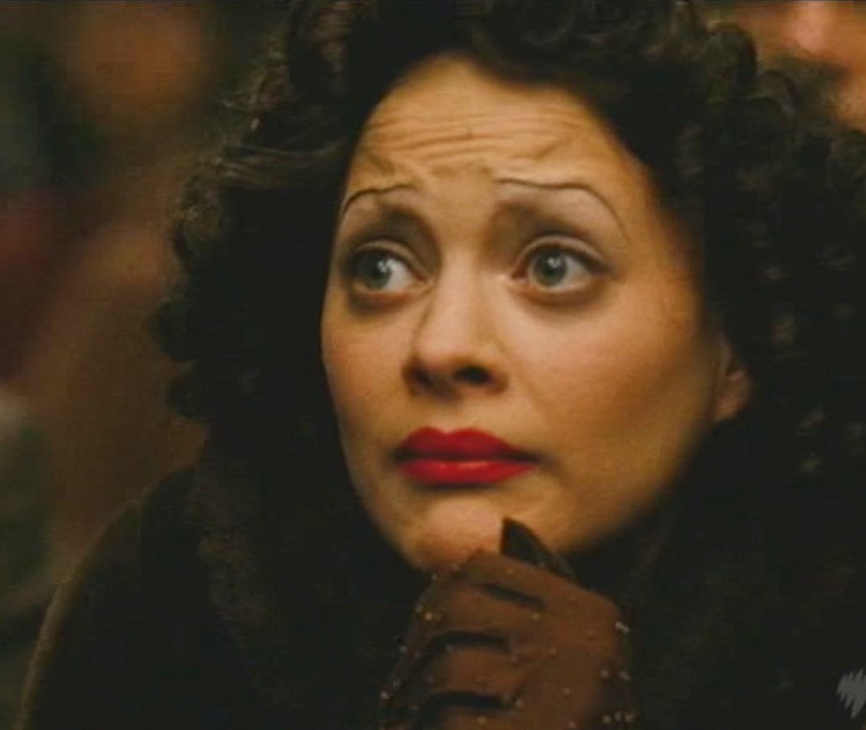 Ca sỹ Édith Piaf (diễn viên Marion Cotillard thủ vai) trong phim “La Vie En Rose.” (Ảnh: Legende Films)