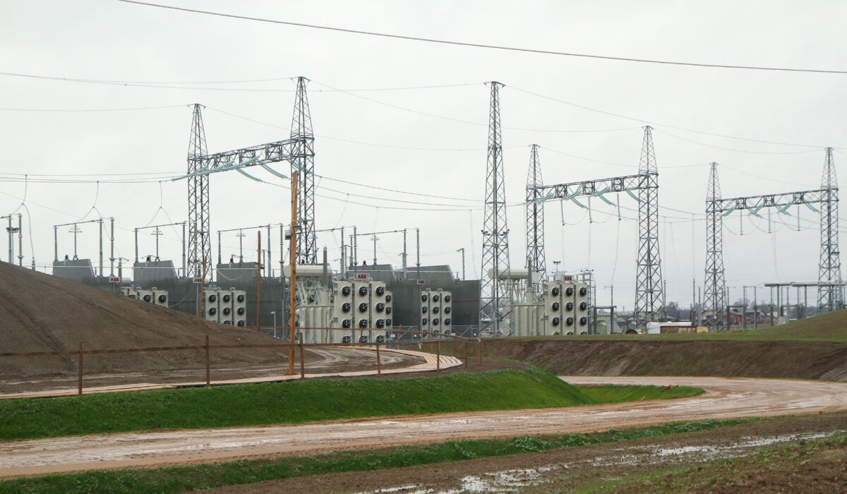 Trạm chuyển đổi giáp lưng LitPol Link HVDC và đường dây điện tới Ba Lan LitPol Link được chụp ở Alytus, Lithuania, vào ngày 19/11/2015. (Ảnh: Petras Malukas/AFP qua Getty Images)