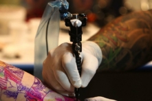 Ảnh: Một nghệ sĩ đang xăm hình (Lisa Maree Williams/Getty Images)