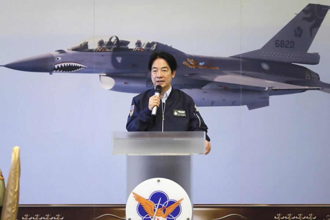 Tổng thống Lại Thanh Đức có bài diễn văn khi đến thăm Không Lực Đài Loan ở huyện Hoa Liên, Đài Loan, hôm 28/05/2024, một tuần sau khi ông nhậm chức. (Ảnh: AP Photo/Chiang Ying-ying)