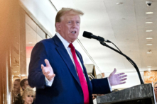 Cựu Tổng thống Donald Trump nói với giới truyền thông tại Trump Tower, một ngày sau khi ông bị kết tội với tất cả 34 cáo buộc trọng tội, tại thành phố New York, hôm 31/05/2024. (Ảnh: Juliette Fairley/The Epoch Times)