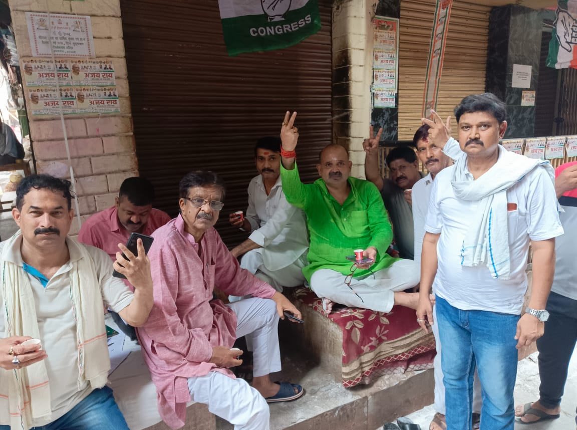 Ông Arvind Kumar Rai, một nhân viên của đảng INC, cùng với các nhân viên khác của đảng này, tại một điểm bỏ phiếu ở Varanasi, Ấn Độ, hôm 01/06/2024. (Ảnh: Venus Upadhayaya/The Epoch Times)