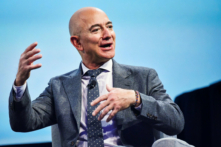 Ông Jeff Bezos, người sáng lập Blue Origin, trình bày tại Đại hội Vũ trụ Quốc tế (International Austronautical Congress) lần thứ 70 ở Thủ đô Hoa Thịnh Đốn, vào ngày 22/10/2019. (Ảnh: Mandel Ngân/AFP qua Getty Images)