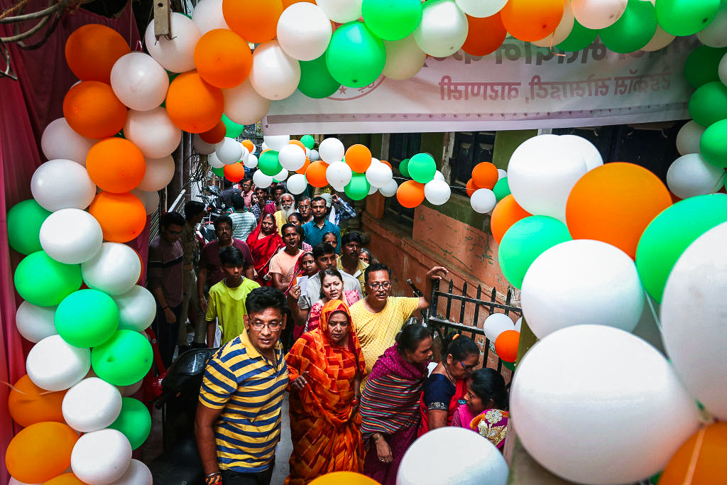 Cử tri xếp hàng để bỏ phiếu tại một điểm bỏ phiếu trong giai đoạn bỏ phiếu thứ bảy và cũng là giai đoạn cuối cùng trong cuộc tổng tuyển cử của Ấn Độ ở Varanasi, Ấn Độ, hôm 01/06/2024. (Ảnh: Niharika Kulkarni/AFP qua Getty Images)