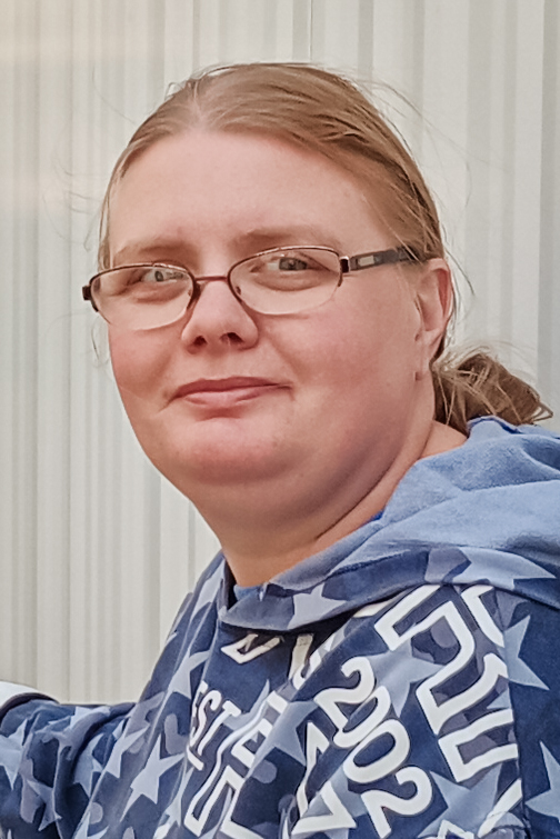 Cô Crystal, một cử tri còn do dự, đợi bạn trai bên ngoài siêu thị Walgreens ở Milwaukee, Wisconsin, hôm 31/05/2024. (Ảnh: Nathan Worcester/The Epoch Times)