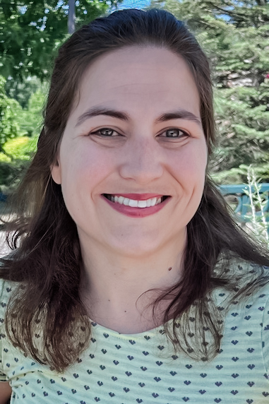 Cử tri độc lập Robin Bennett ở bên ngoài một quán cafe tại Canton, Michigan, hôm 31/05/2024. (Ảnh: Lawrence Wilson/The Epoch Times)