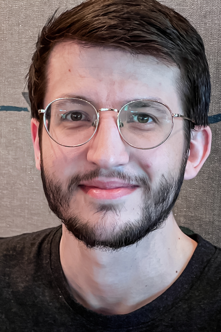 Cử tri độc lập Will Callis ở một quán cafe tại Canton, Michigan, hôm 31/05/2024. (Ảnh: Lawrence Wilson/The Epoch Times)