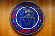 Con dấu của Ủy ban Truyền thông Liên bang (FCC) tại Hoa Thịnh Đốn, vào ngày 14/12/2017. (Ảnh: Jacquelyn Martin/AP Photo)