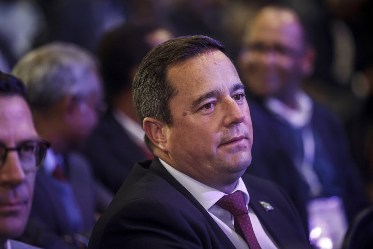 Ông John Steenhuisen, lãnh đạo đảng đối lập chính ở Nam Phi, Đảng Liên minh Dân chủ, chờ thông báo chính thức về kết quả bầu cử, hôm 02/06/2024. (Ảnh: Phill Magakoe/AFP qua Getty Images)