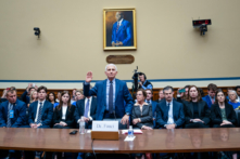 Tiến sỹ Anthony Fauci tuyên thệ trước khi làm chứng trước Tiểu ban Đặc biệt về Đại dịch Virus Corona ở Hoa Thịnh Đốn, hôm 03/06/2024. (Ảnh: Madalina Vasiliu/The Epoch Times)