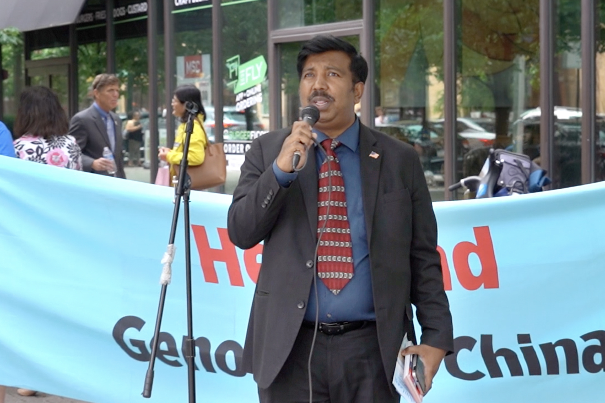 Ông Aaron Bashir, một ứng cử viên tranh cử vào Quốc hội Hoa Kỳ đại diện cho địa hạt số 2 của Pennsylvania, lên tiếng tại một cuộc mít tinh bên ngoài Đại hội Cấy ghép Nội tạng Hoa Kỳ năm 2024 ở Philadelphia, hôm 02/06/2024. (Ảnh: William Huang/The Epoch Times)