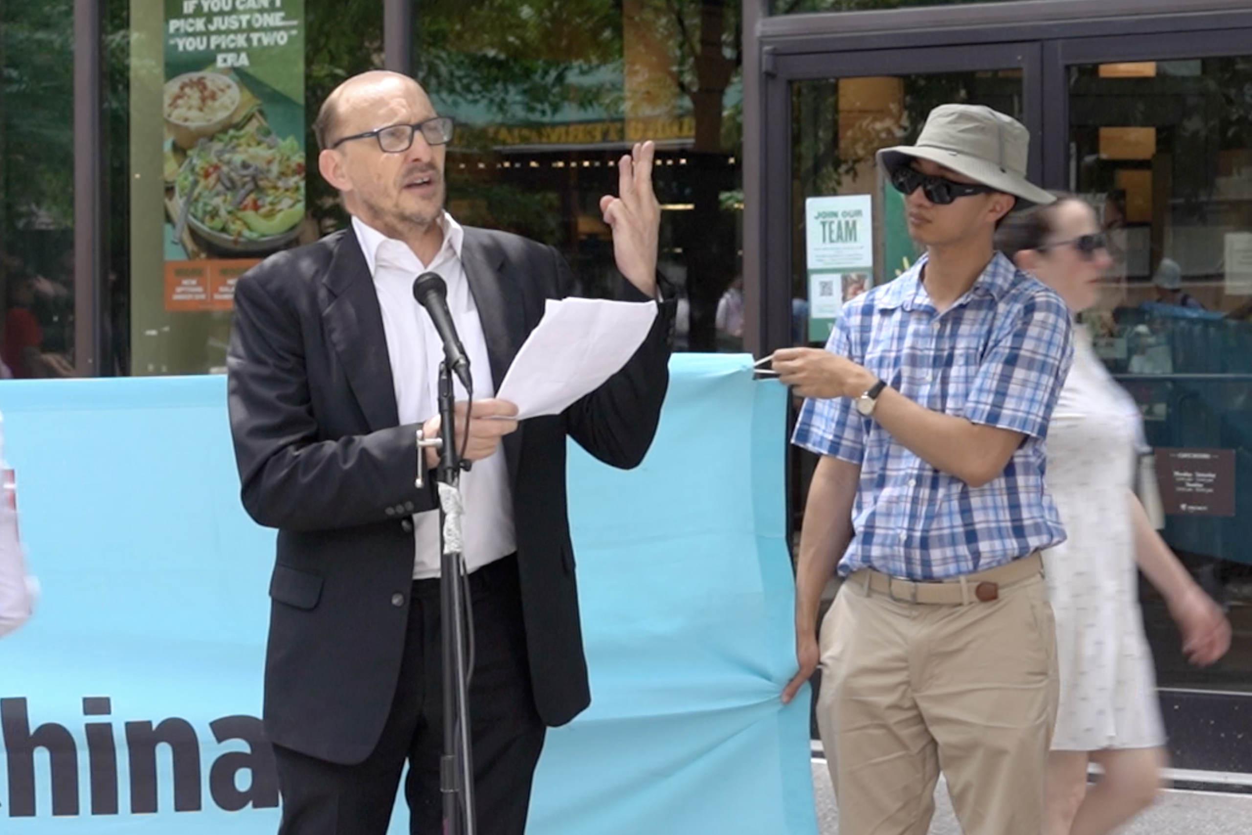 Ông Mark Thomas, giáo sư và là Trưởng khoa Khoa học Chính trị tại Đại học La Salle, lên tiếng tại một cuộc mít tinh bên ngoài Hội nghị Ghetạng Hoa Kỳ năm 2024 tại Philadelphia, hôm 02/06/2024. (Ảnh: William Huang/The Epoch Times)