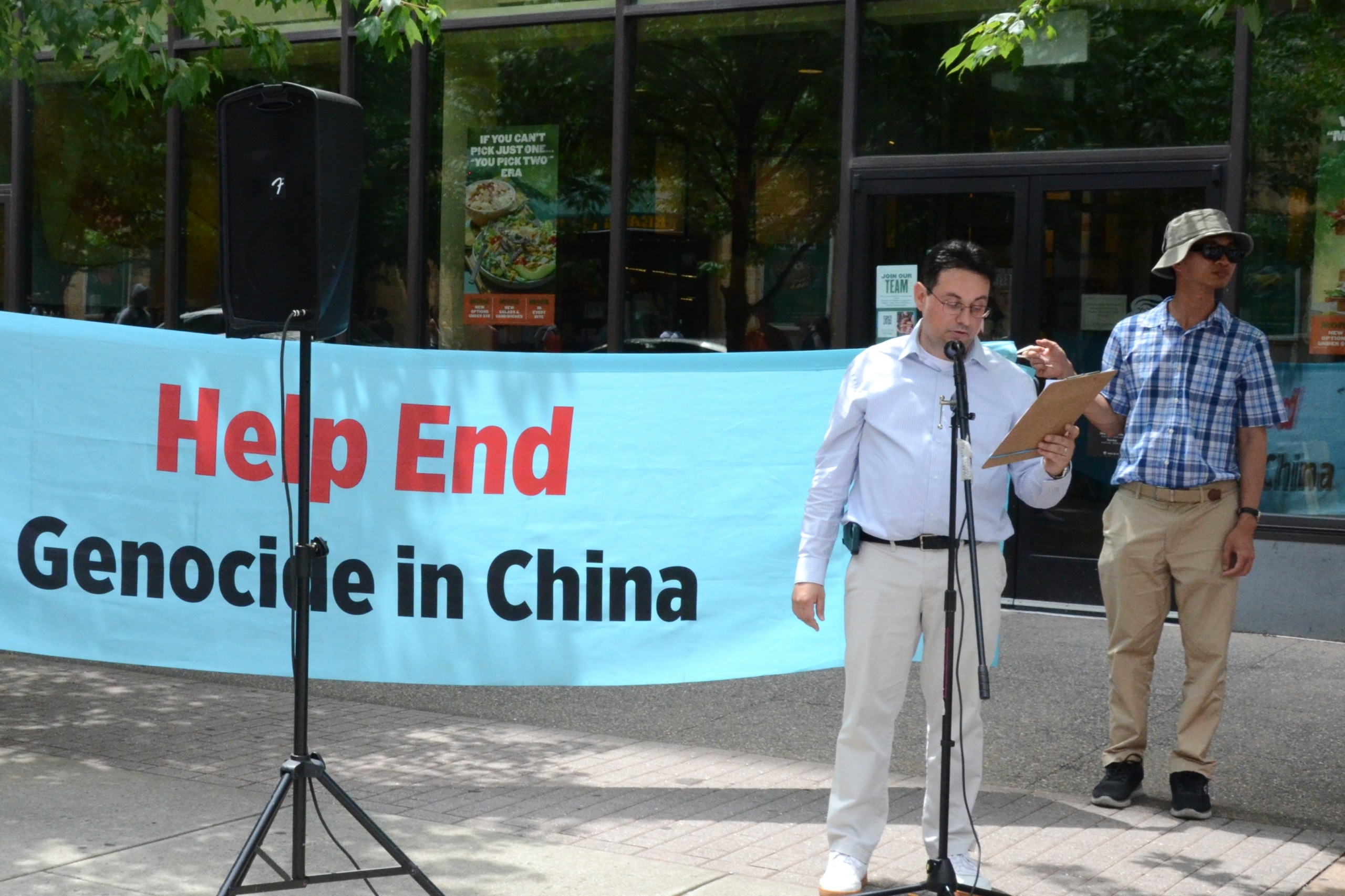 Ông Alex Luchansky, người tổ chức cuộc mít tinh và là một đại diện của Hiệp hội Pháp Luân Đại Pháp Greater Philadelphia, lên tiếng tại cuộc mít tinh bên ngoài Đại hội Cấy ghép Nội tạng Hoa Kỳ năm 2024 tại Philadelphia, hôm 02/06/2024. (Ảnh: Frank Liang/The Epoch Times)