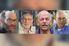 (Từ trái qua phải) Ông Nadav Popplewell, ông Yoram Metzger, ông Chaim Peri, và ông Amiram Cooper. (Ảnh: Trụ sở Diễn đàn Gia đình Con tin thông qua AP)